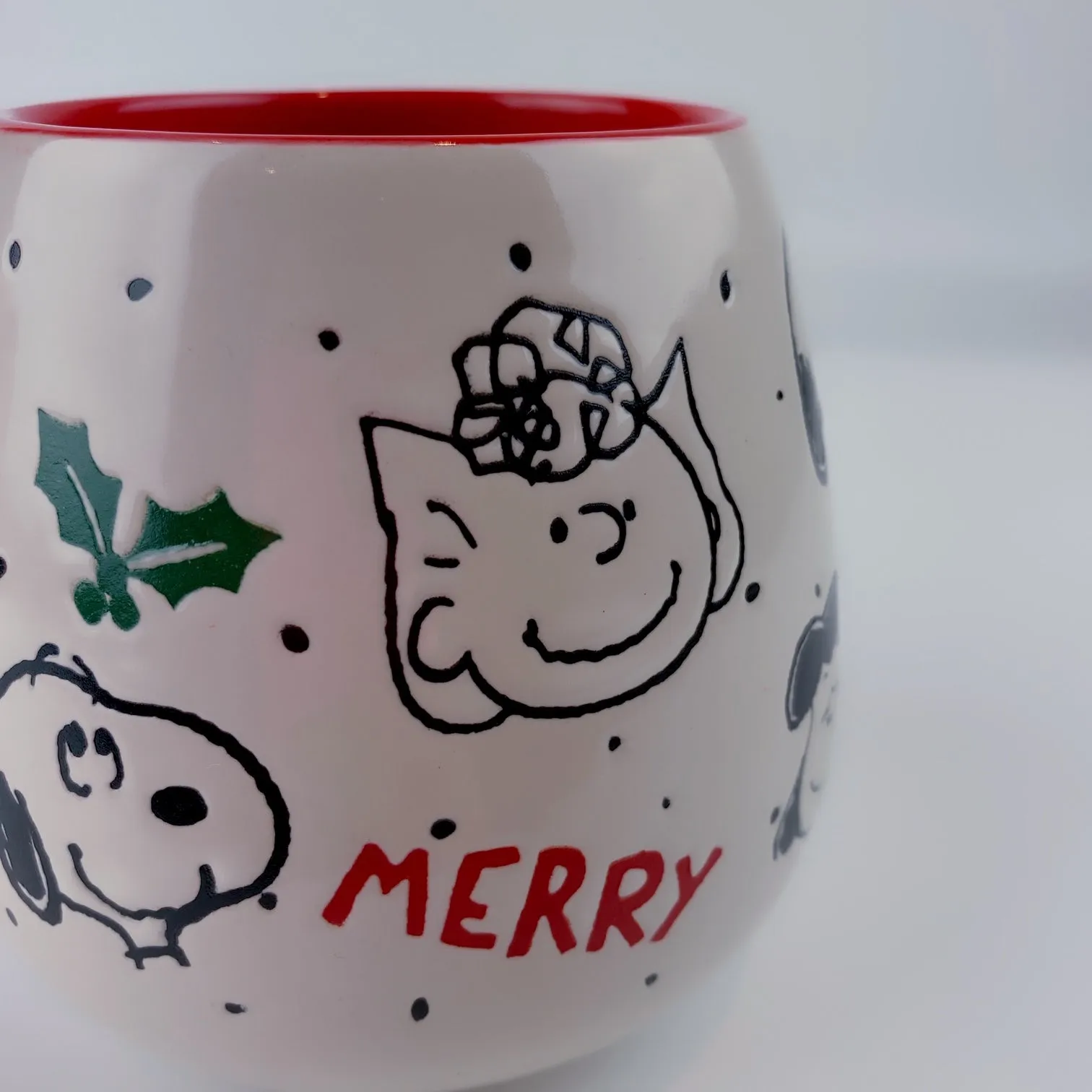 Peanuts Charlie Brown & Friends & Snoopy Ceramic Merry Holly Berry Mug 18 oz