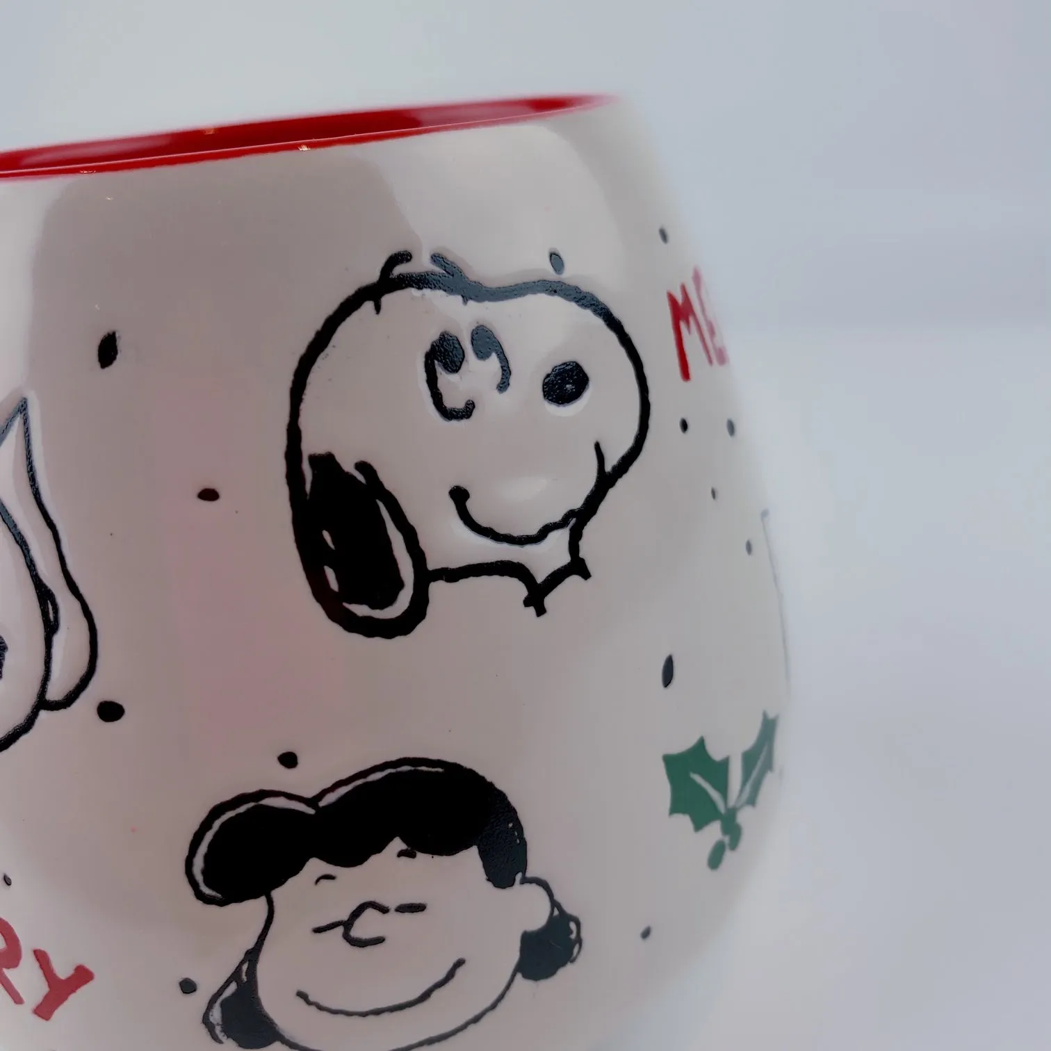 Peanuts Charlie Brown & Friends & Snoopy Ceramic Merry Holly Berry Mug 18 oz